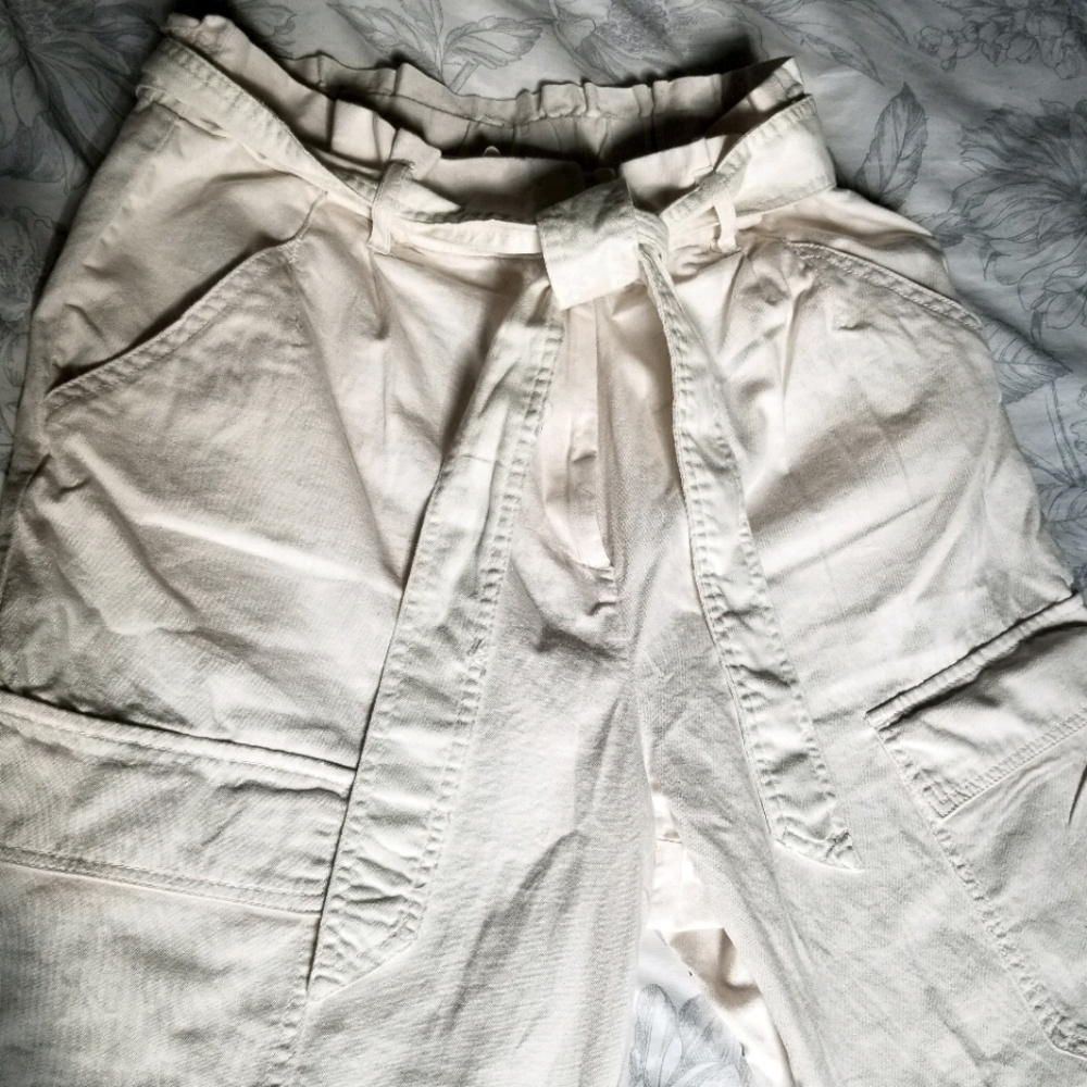 High waisted cream-white pants
